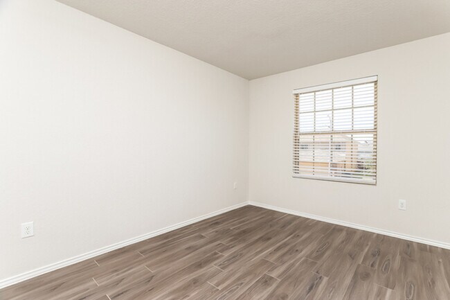 Building Photo - 2115 Bigmouth Rod