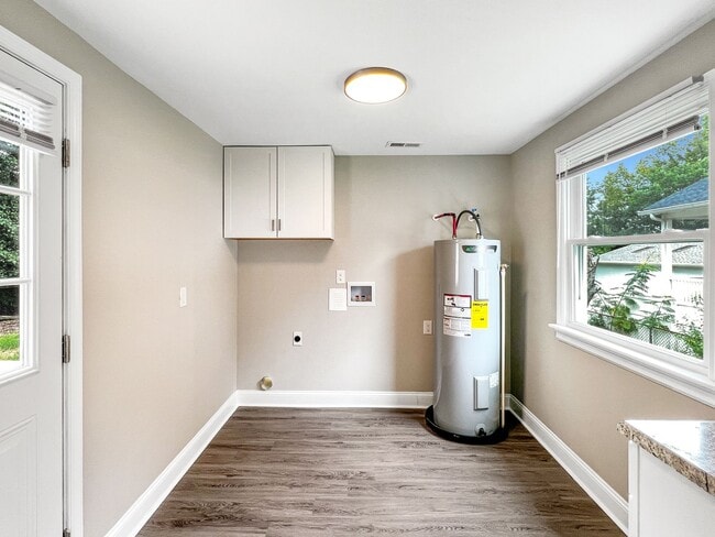 Building Photo - Fully Renovated 3-Bedroom Gem in West End ...