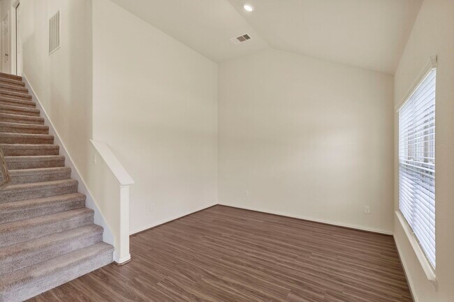 Building Photo - 216 N Lynx Trail