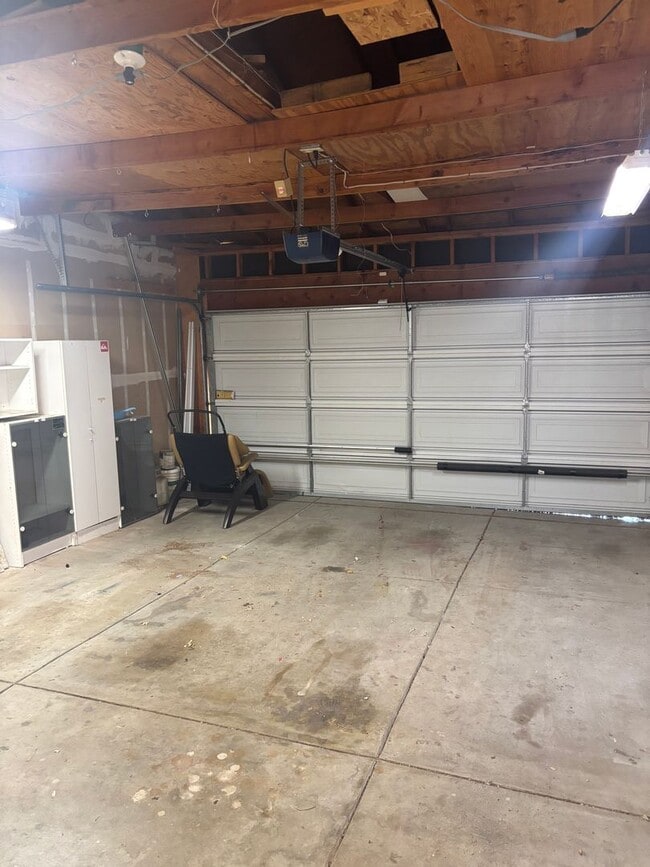 Building Photo - Charming Two-Bedroom, Two-Bath Duet in Pri...