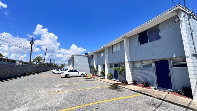 Building Photo - Lovely 2 Bedroom, 1 Bathroom Home in the G...