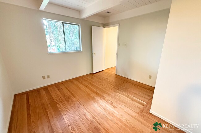 Building Photo - Spacious 4 Bedroom Home in San Mateo Hills with Dual Primary Suites