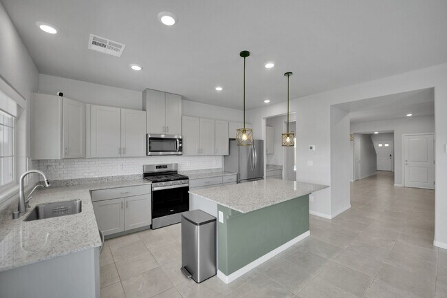 Building Photo - Gorgeous 5 Bedroom home!