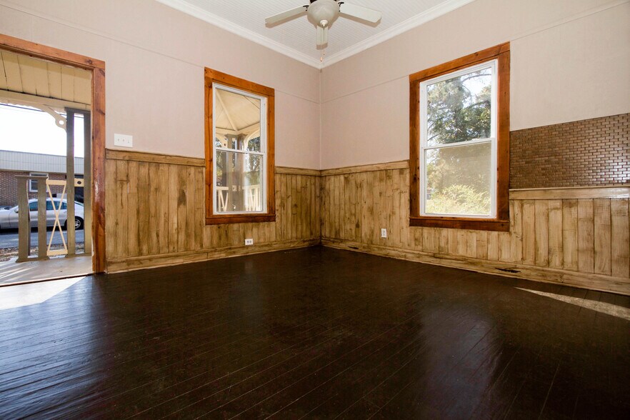 Building Photo - 546 Shull St