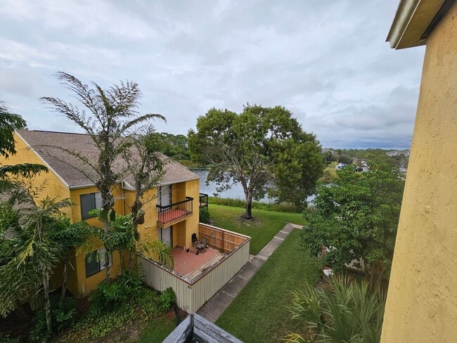 Building Photo - 1 Bedroom/ 1 Bath 3rd Floor Condo In Village Creek