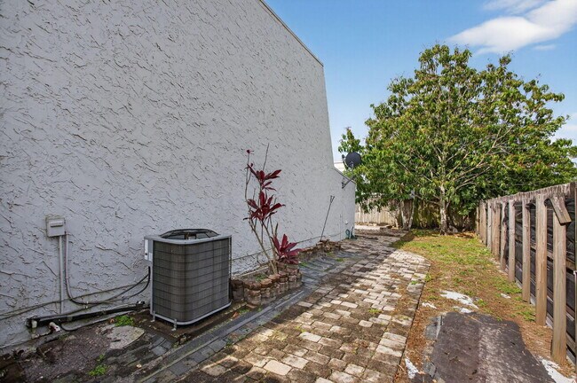 Building Photo - 7599 NW 73rd Terrace