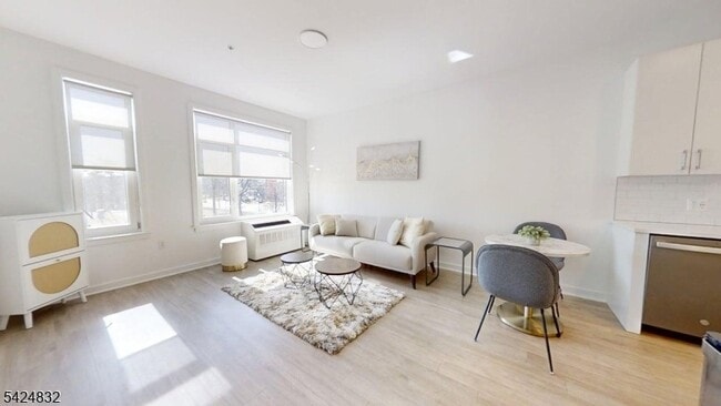 Building Photo - 1181 Morris Ave