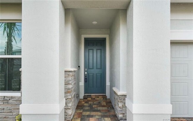 Building Photo - 10596 SW Morning Glory Dr