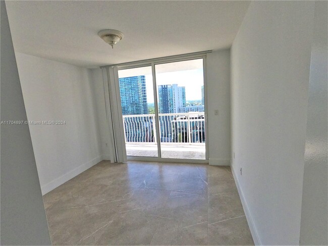 Building Photo - 1200 Brickell Bay Dr