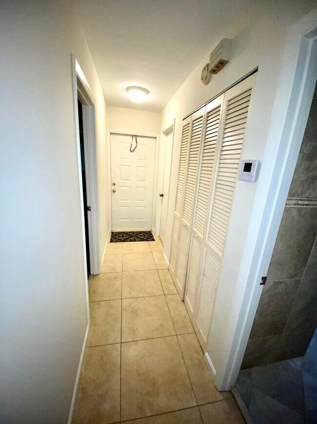 Building Photo - 6447 Parkview Dr