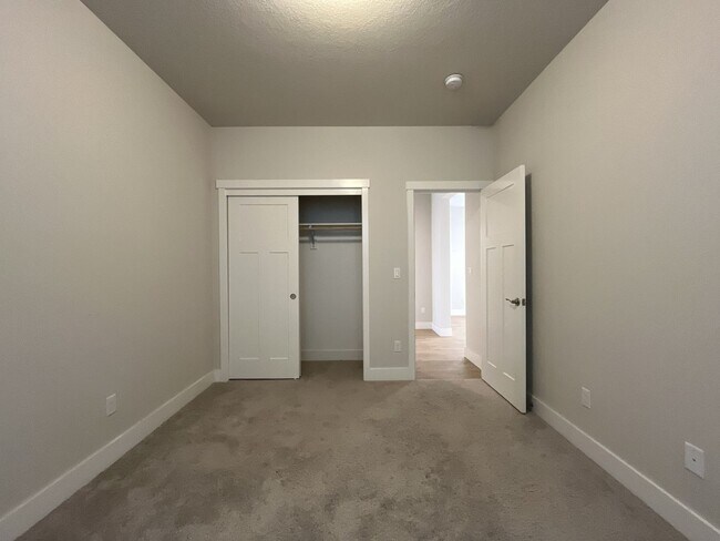 Building Photo - Stunning 2024 Built 5BR Home with Main-Level Suite, EV Charger & Covered Patio Near River Terrace