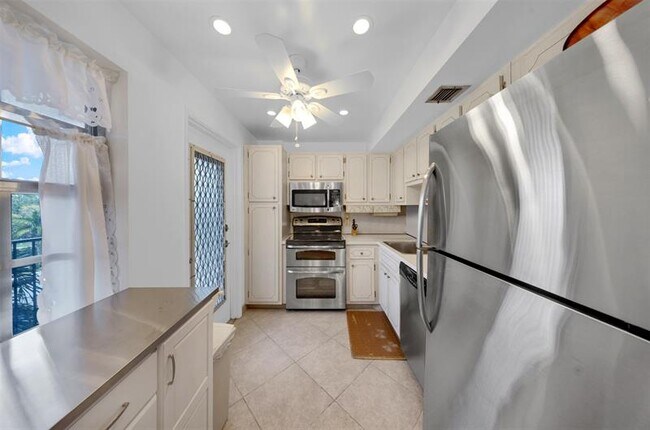 Primary Photo - 3000 N Palm Aire Dr