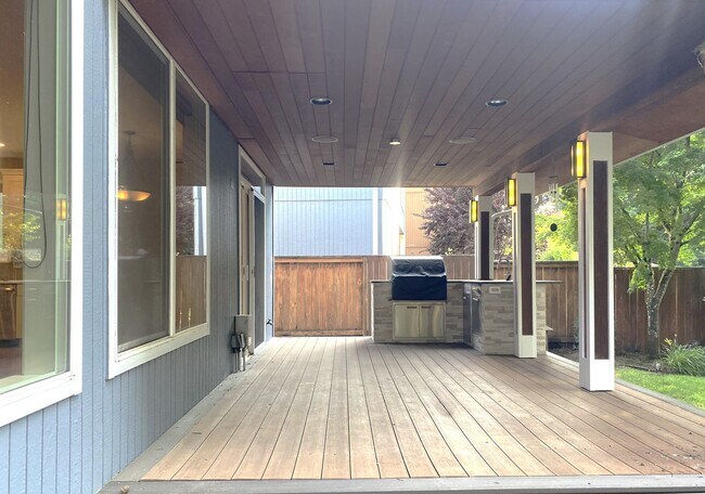 Building Photo - Beautiful Sherwood Home backs to Greenspace, Walking Distance to The Ridges! Entertainer's Backya...