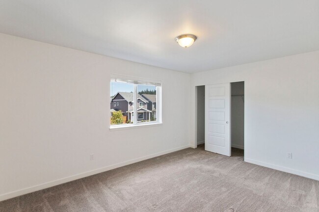 Building Photo - $1000 Move in Credit! 4 Bed 2.5 Bath - Townhome - Hillcrest - NAS Whidbey