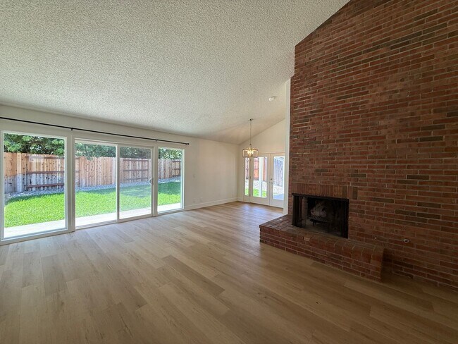Building Photo - 1120 Village Dr