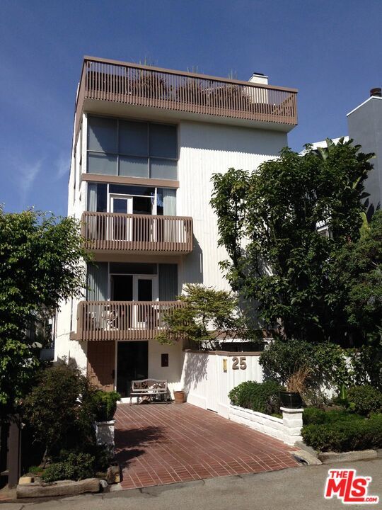 Building Photo - 25 Privateer St