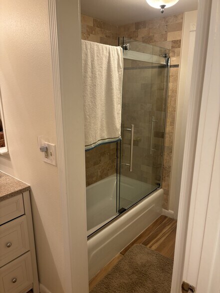 Building Photo - 100 Pierce St