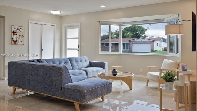 Building Photo - 609 S Crescent Dr