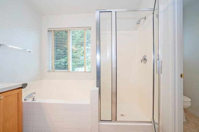 Building Photo - Spacious 4-Bedroom in Renton’s Serenity Ridge