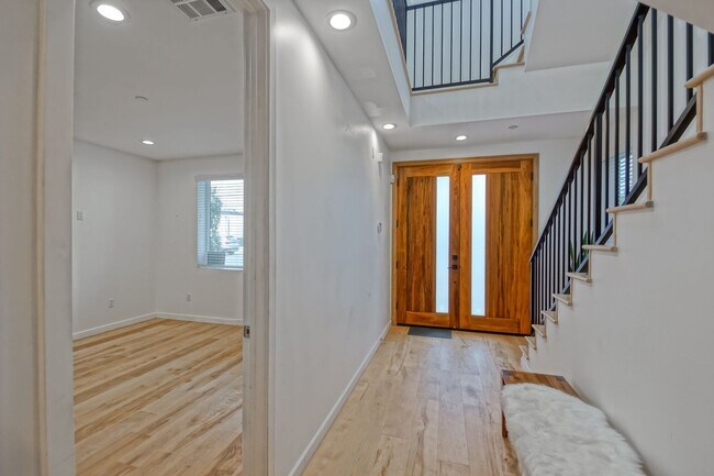Building Photo - Custom, Modern & Spacious Tri-Level Home w...