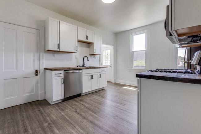 Building Photo - AVAILABLE NOW - Beautifully RENOVATED 3 Bedroom Home w/ TONS of Natural Light!
