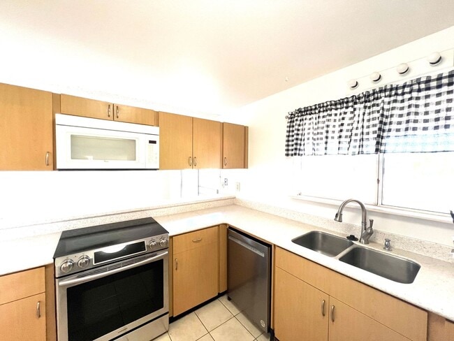 Building Photo - Spacious 5br/2.5ba House w/enclosed yard &...