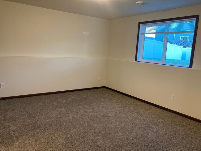 Building Photo - 1325 30th Ave W