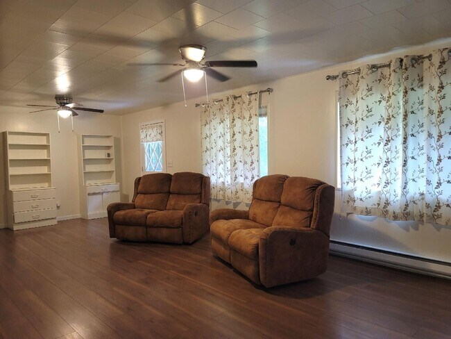 Building Photo - 3 Bedroom 1 Bath Home with Shop