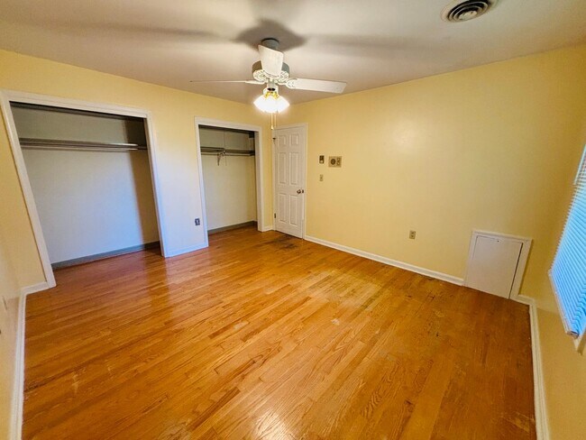 Building Photo - 405 Stonegate Dr