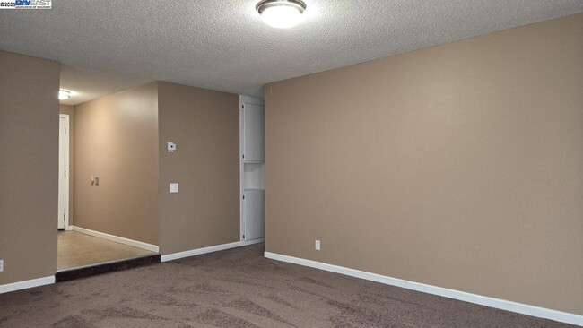 Building Photo - 574 Oriole Ave