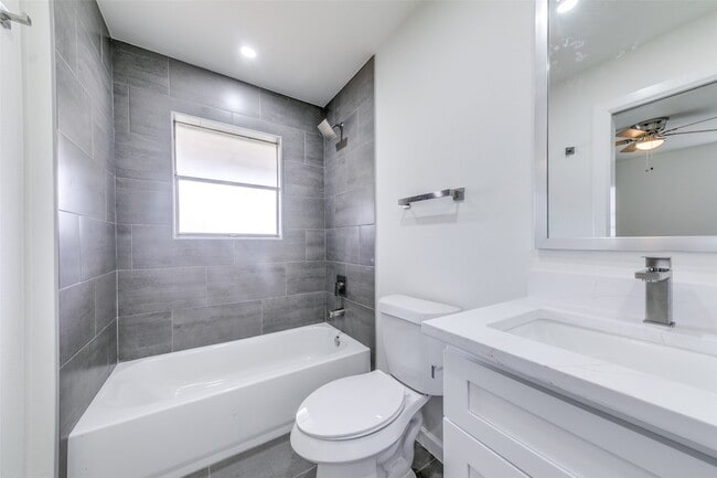 Building Photo - 2917 Dale Dr