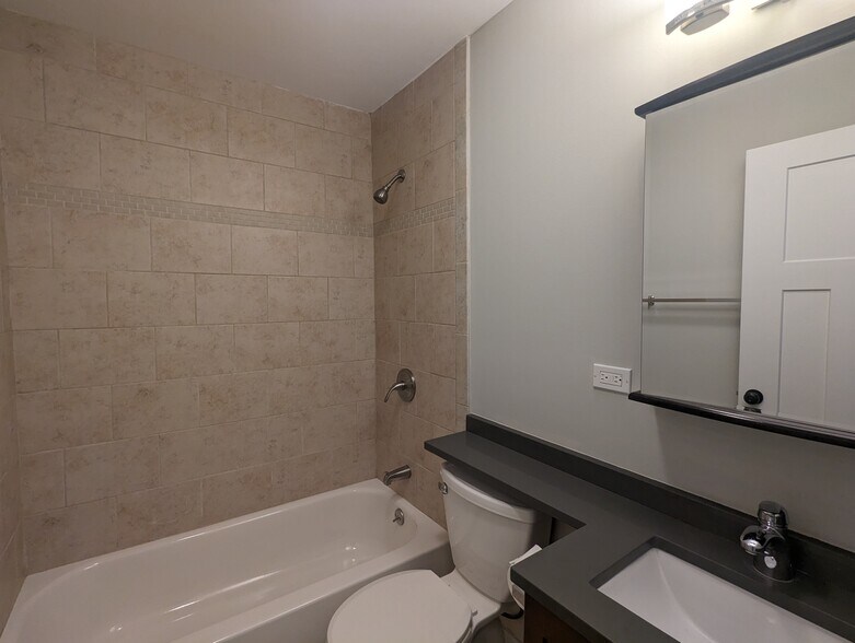 Building Photo - 510 W Briar Pl