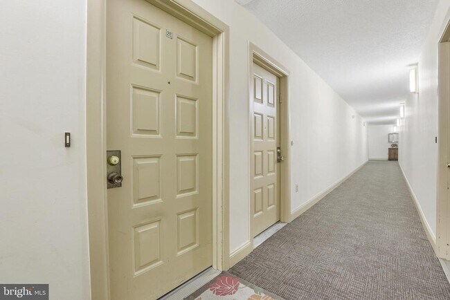 Building Photo - 15300 Beaverbrook Ct