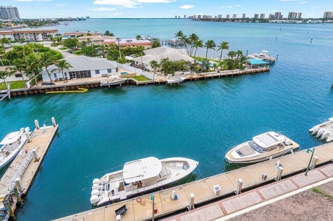 Building Photo - 2650 Lake Shore Dr