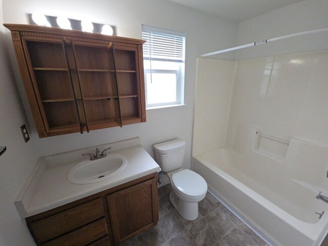 Building Photo - 3BD/2BA McKinleyville home features ample ...