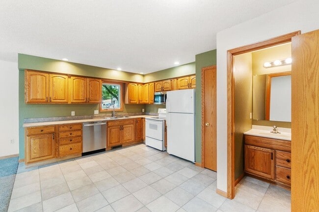 Building Photo - 418 Colby Rd