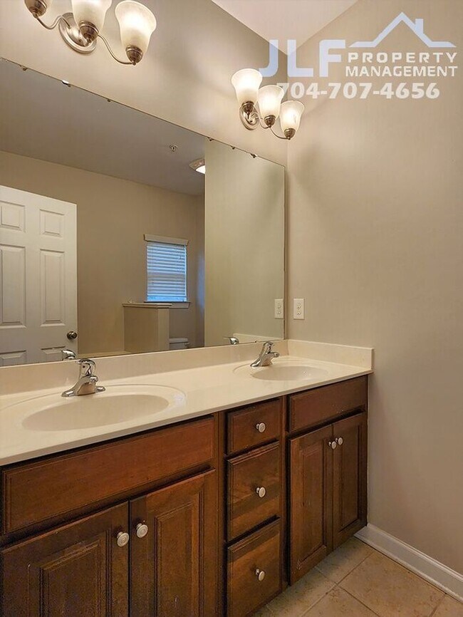 Building Photo - Beautiful 2 Story Condo in the Ballantyne Area of Charlotte!