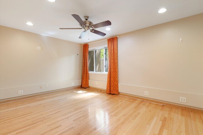 Building Photo - 1069 S Park Terrace