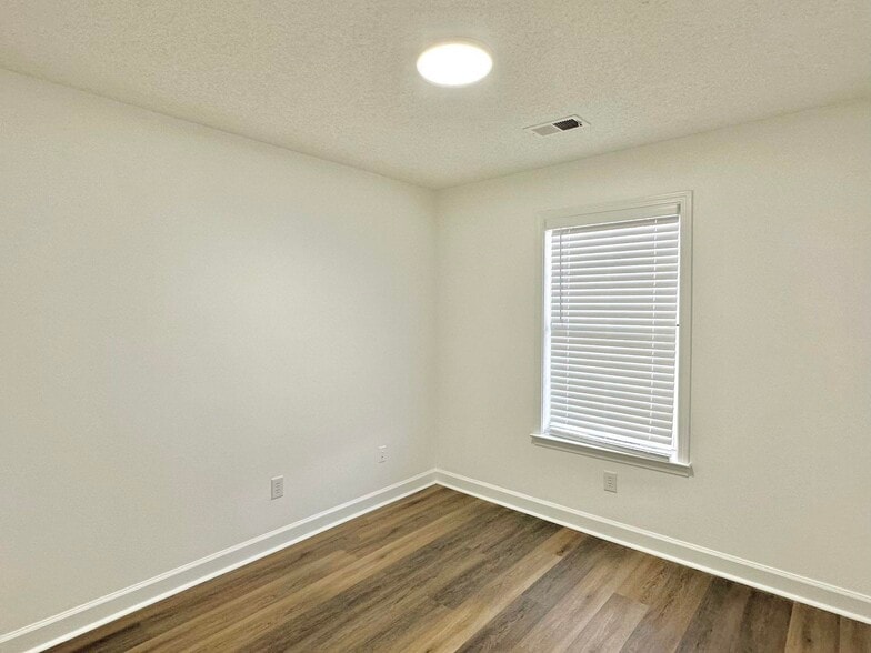 Building Photo - 5445 Pine Oak Ln