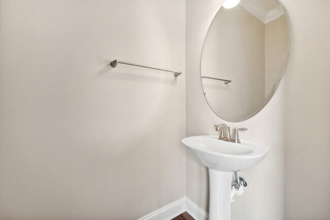 Building Photo - 1359 Town Home Dr