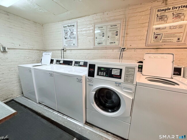 Building Photo - 140 Woodside Green