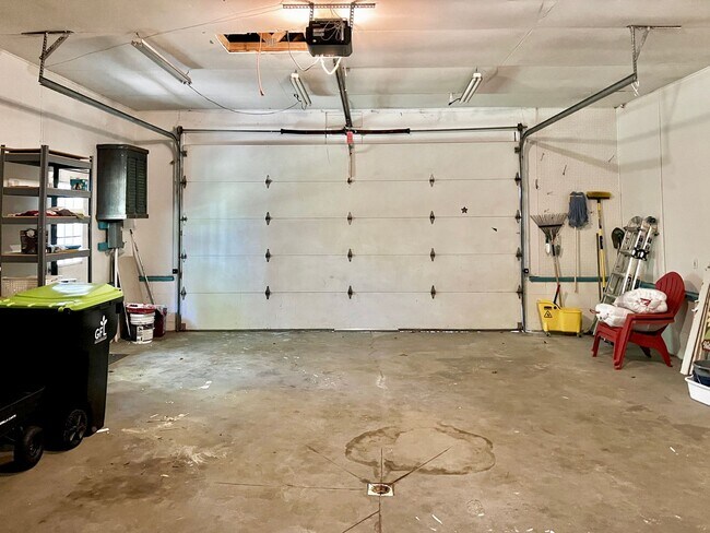 Building Photo - Updated and spacious! Ready for move in!