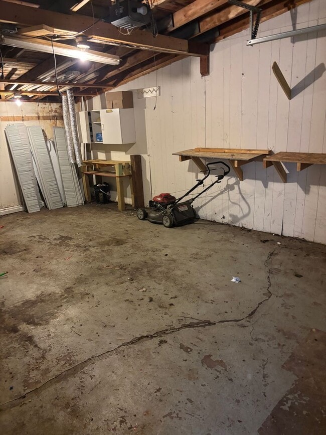 Building Photo - 2 bedroom house with garage