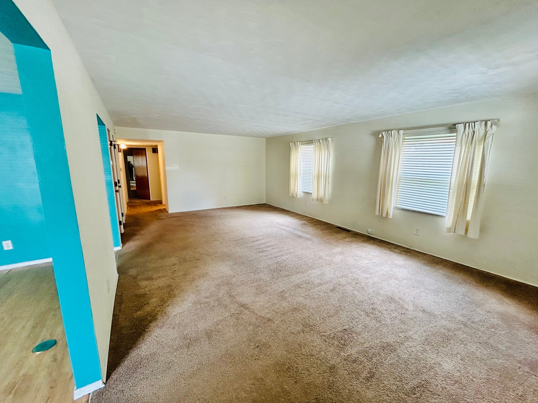 Large living room - 3131 Hassler St