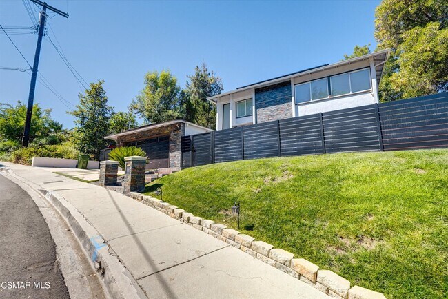 Building Photo - 4833 Dunman Ave