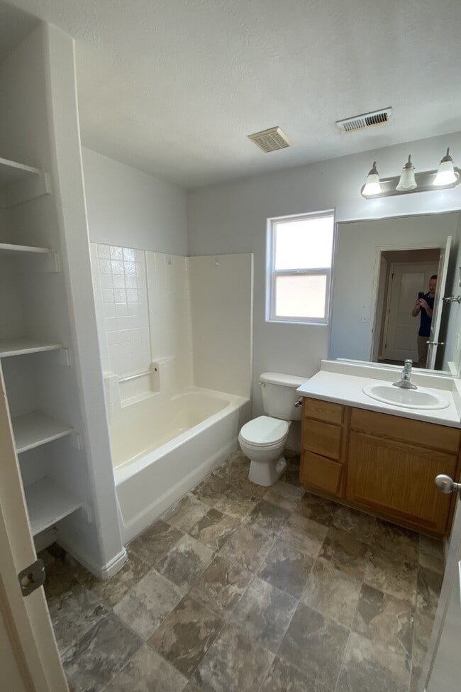 Building Photo - Spacious 3-Bedroom Townhouse in Saint George with Modern Comforts