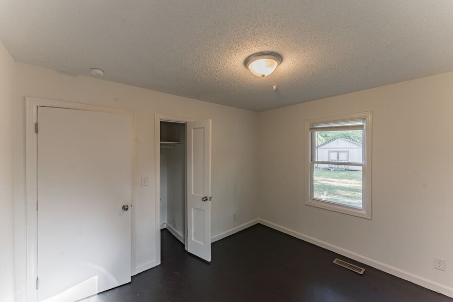 Building Photo - 6619 State Line Rd