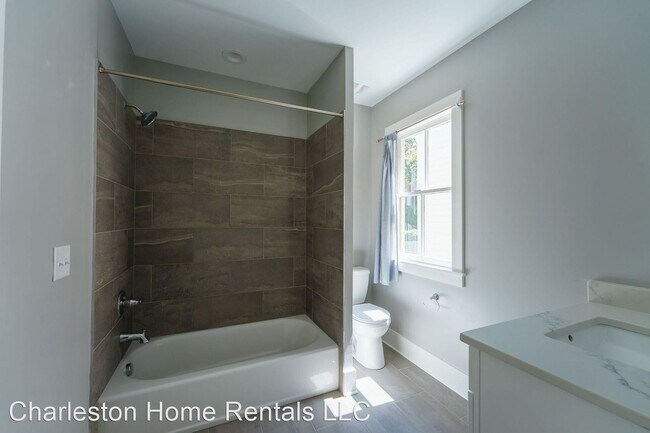 Building Photo - 28 Aiken St