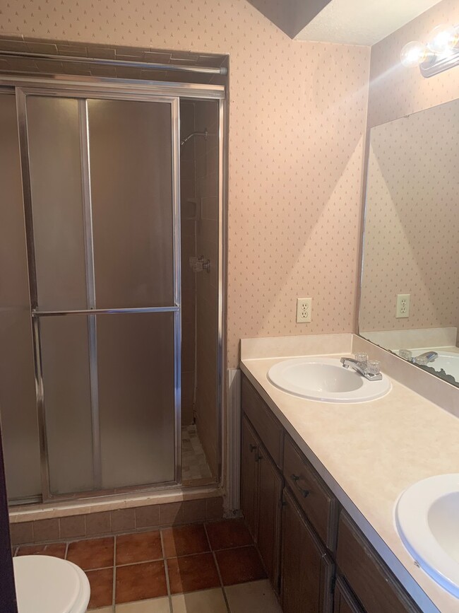 Building Photo - Westside Duplex for Lease near Sooner Mall!!!