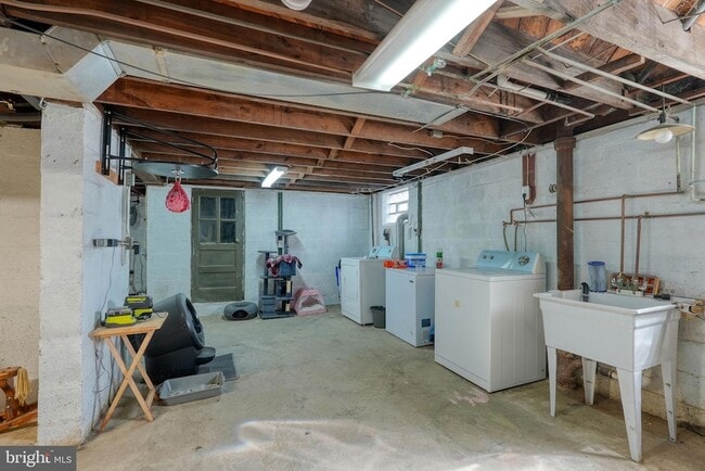Building Photo - 32 Bonsall Ave
